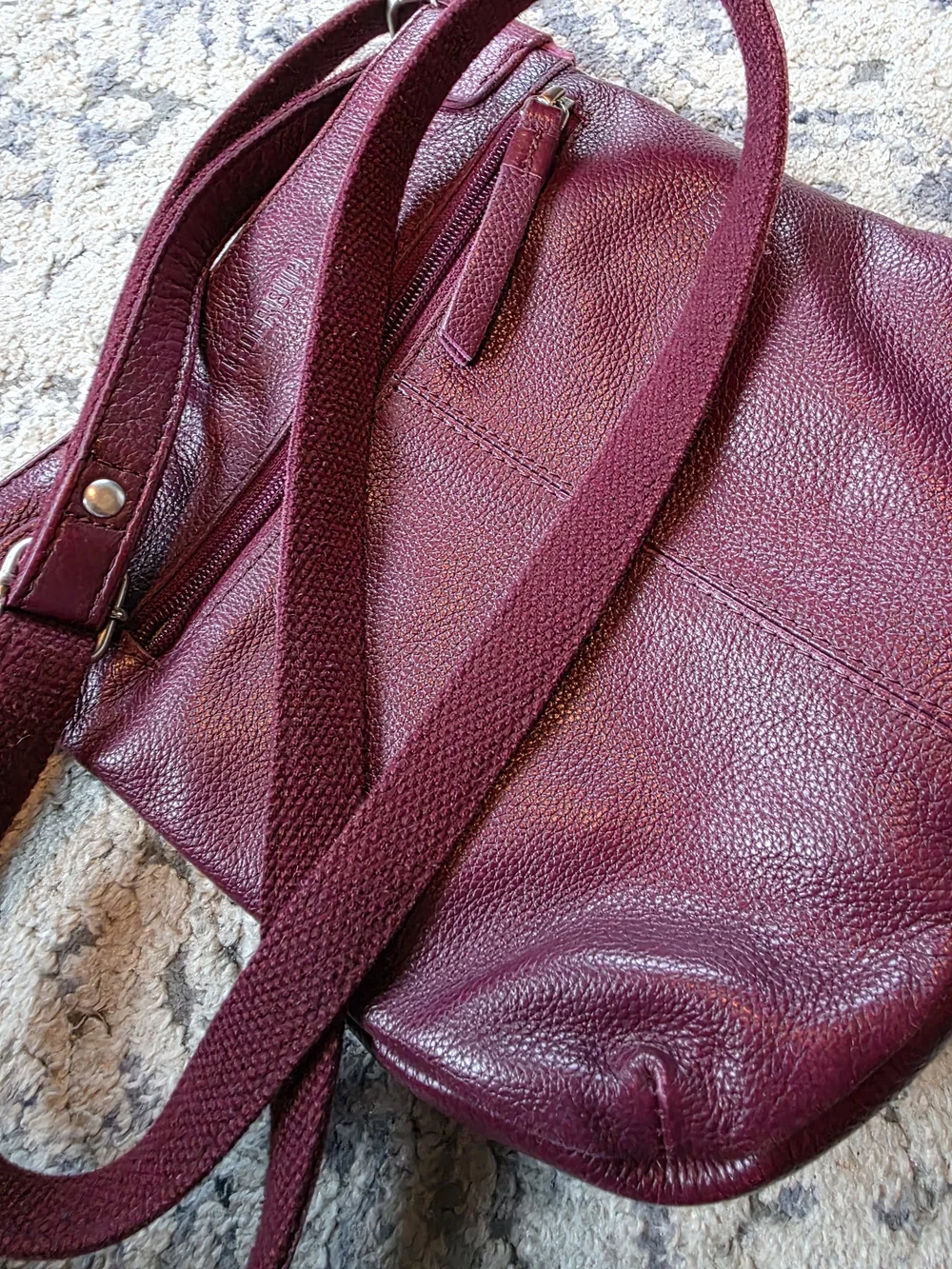 Leder Buck Women's Genuine Leather Crossbody Bag in Burgundy